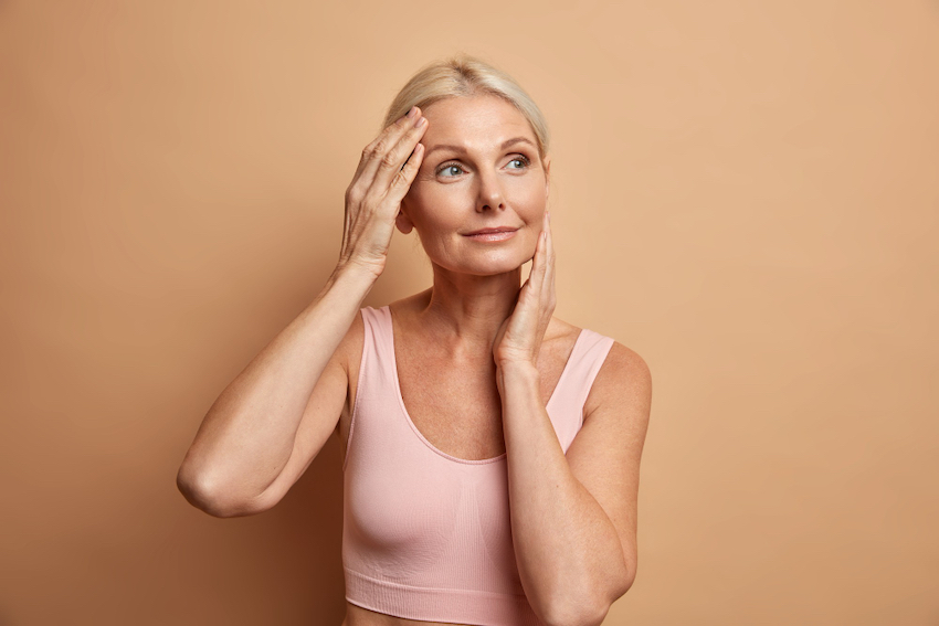 Vrouw met een rijpere huid en fijne lijntjes