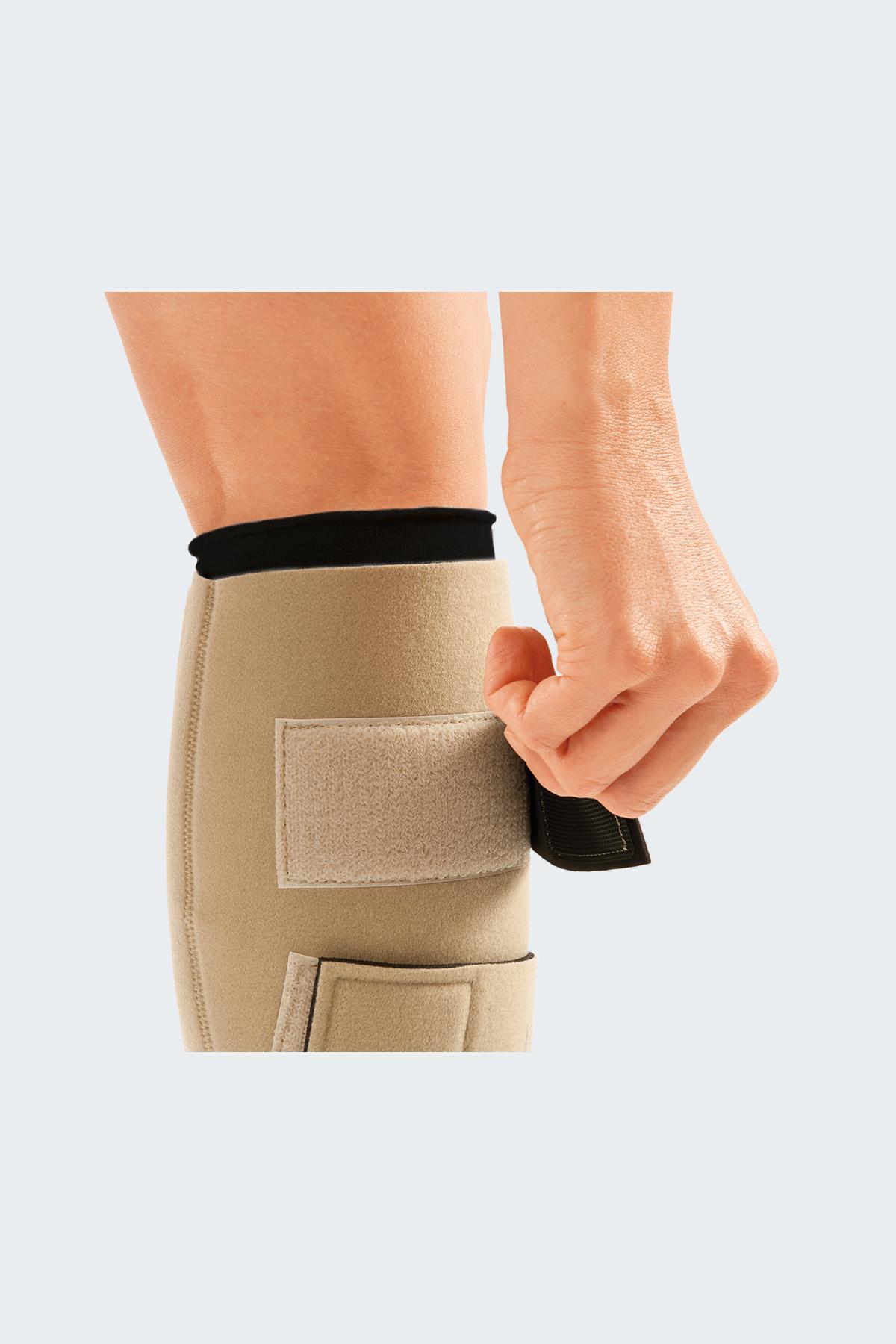 Verstelbare compressiewrap met klittenband rond een onderbeen