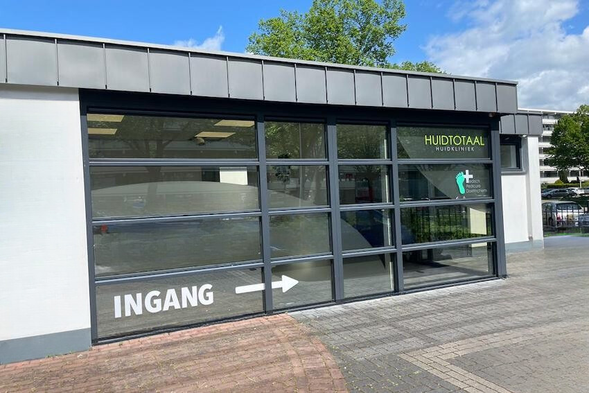 Buitenzijde en ingang van Huidtotaal aan de Caenstraat in Doetinchem
